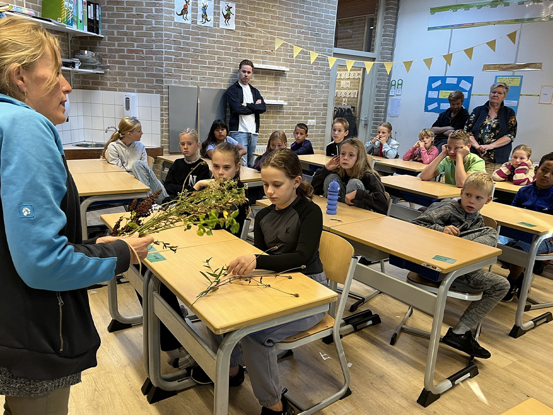 Ruim 70 leerlingen uit groep 6 en 7 maakten afgelopen weken een waterjournaal op de dijk in Hoorn!